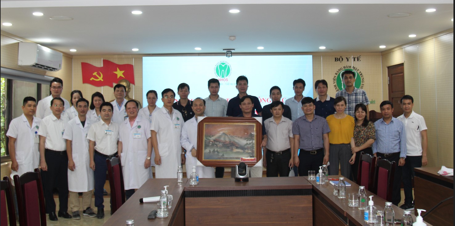 Đoàn thăm quan bệnh viện 74 TW tặng quà và lưu niện bệnh viện RHMTW